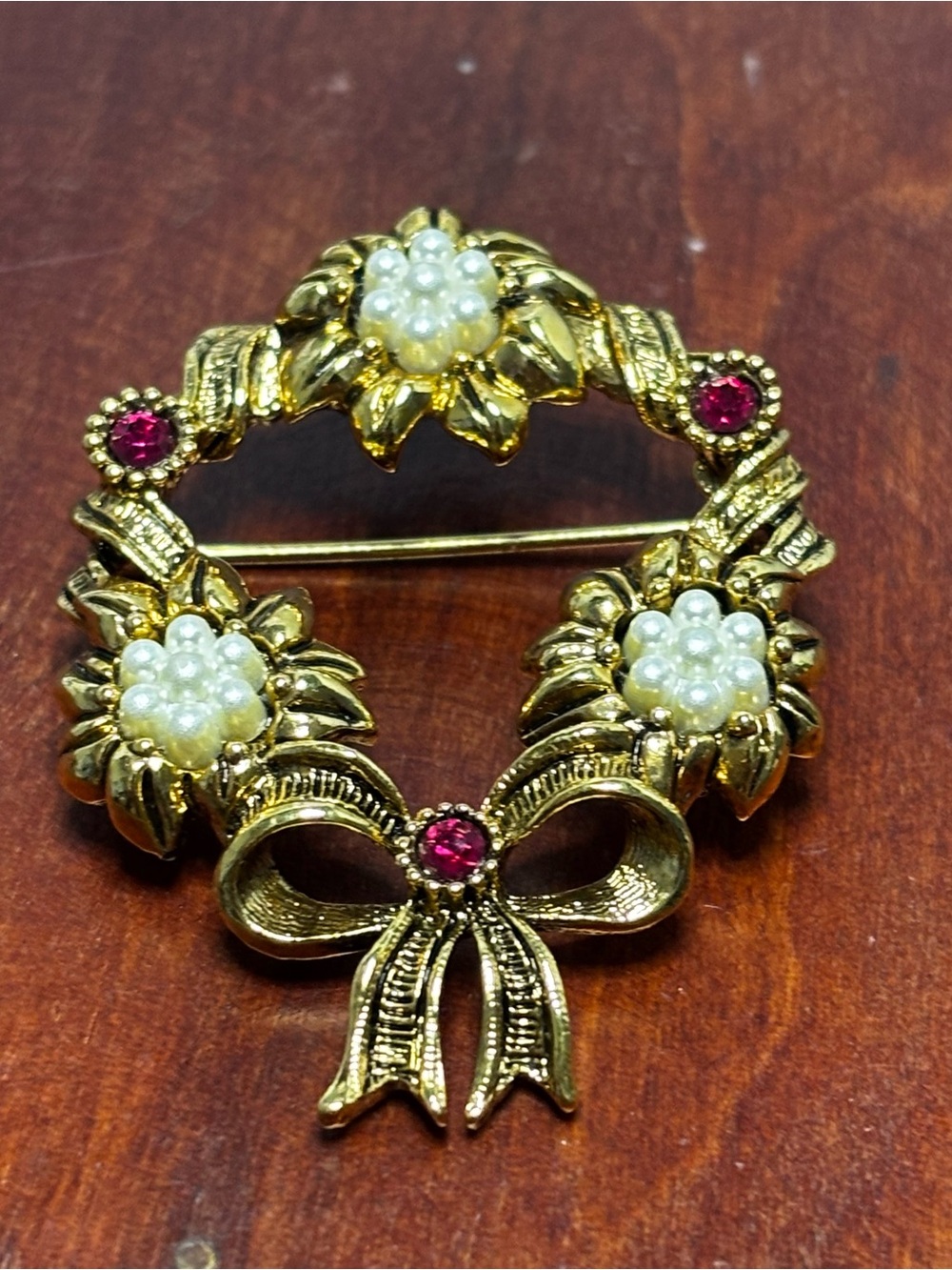 Beautiful vintage Avon wreath brooch, gold tone